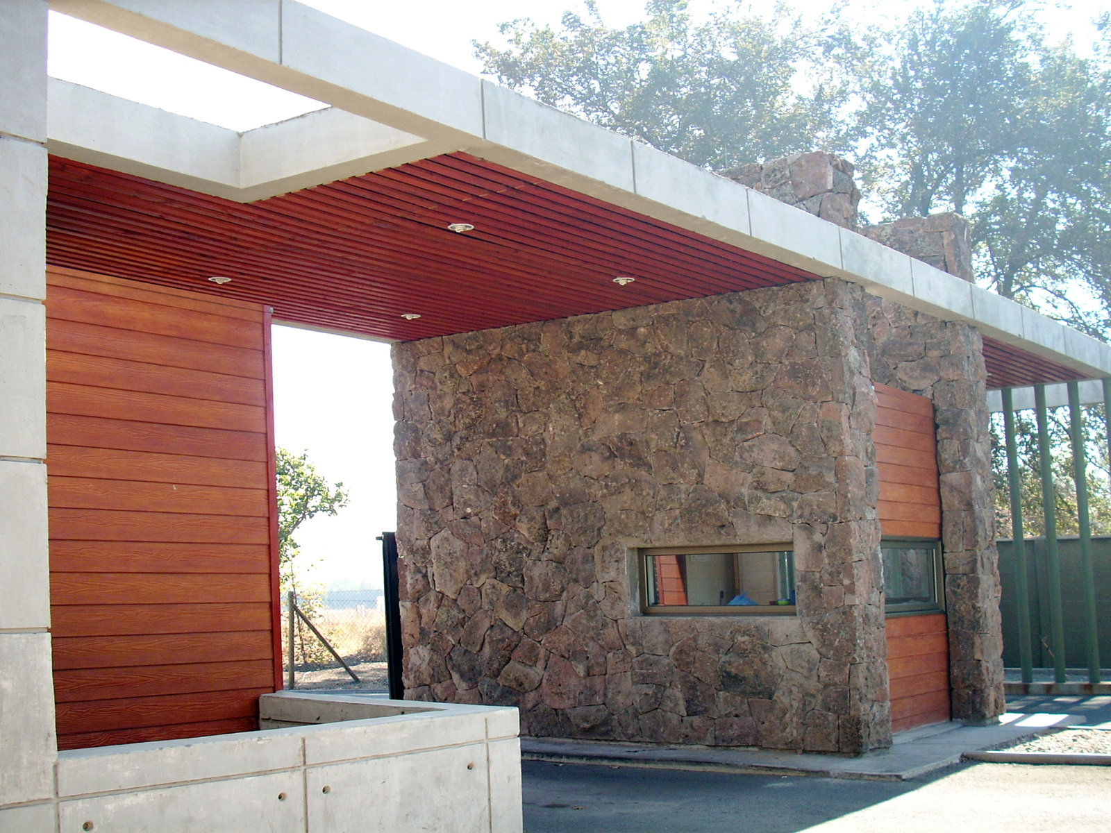 Pabellón en piedra, Equipamiento